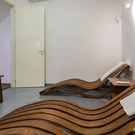 Villa Silvia con piscina e spa Appartamento